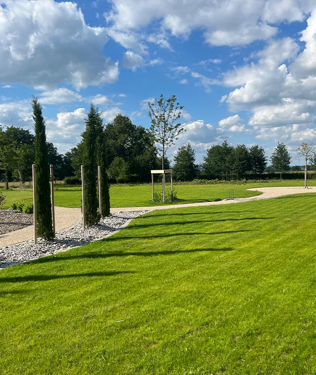 Extérieur et jardins du lieu de réception La Grange aux Camélias près de Roanne (42)